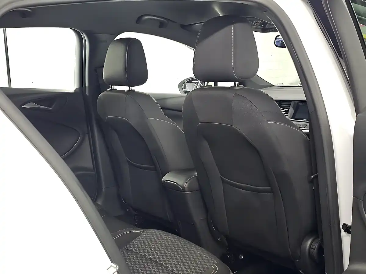 Used 2016 Vauxhall Astra Sri Olympic White - Interior and Exterior details 12