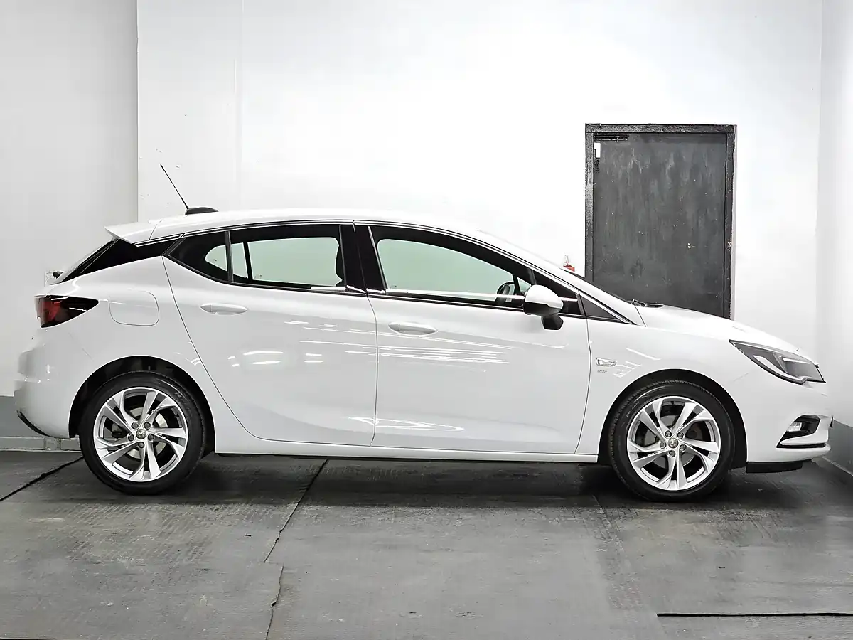 Used 2016 Vauxhall Astra Sri Olympic White - Interior and Exterior details 4