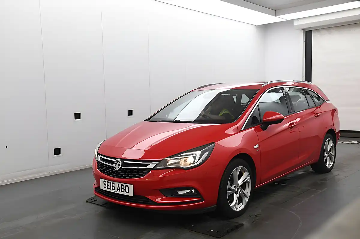 Used 2016 Vauxhall Astra Sri Red - Front View