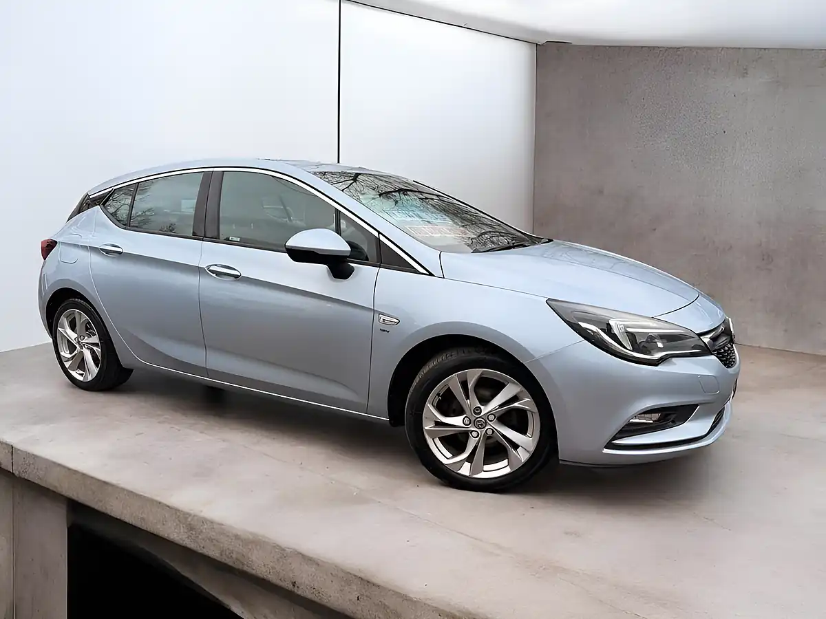 Used 2016 Vauxhall Astra Sri Silver - Front View