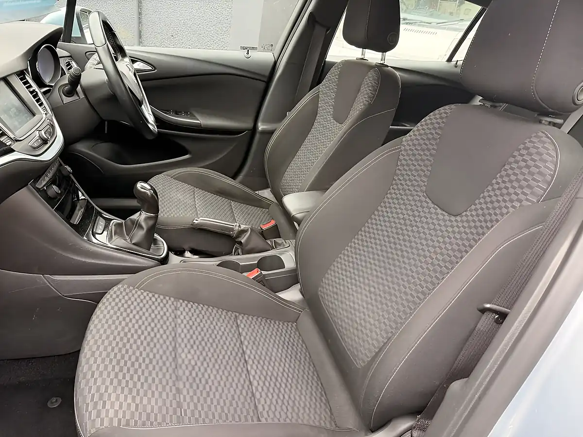 Used 2016 Vauxhall Astra Sri Silver - Interior and Exterior details 12
