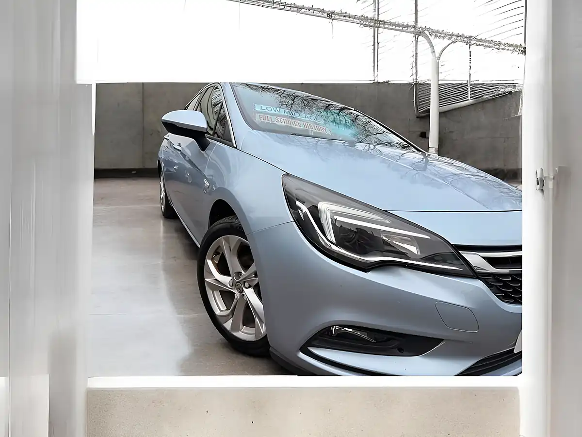 Used 2016 Vauxhall Astra Sri Silver - Interior and Exterior details 9
