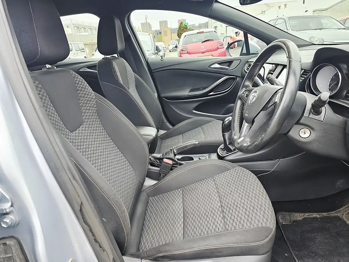 Used 2016 Vauxhall Astra Sri Silver - Interior and Exterior details 9