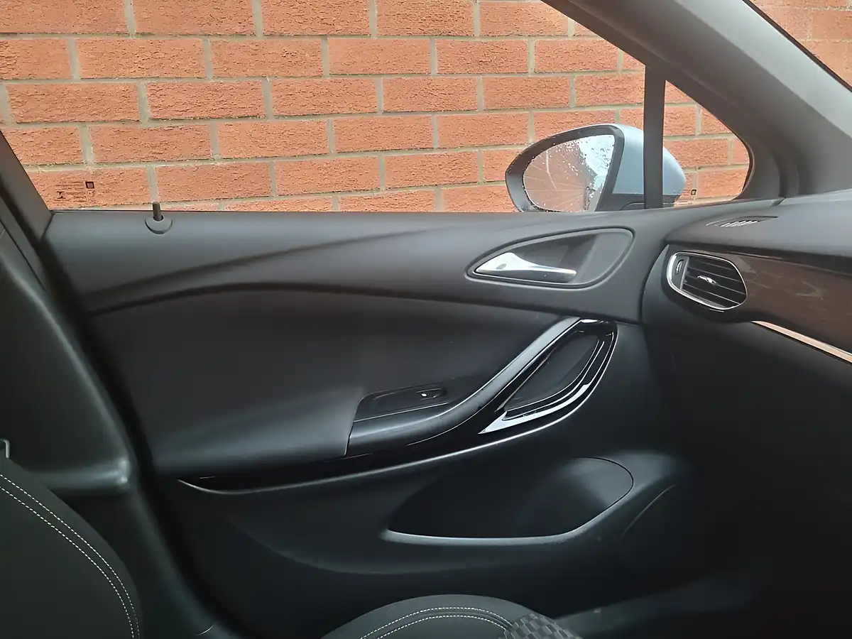 Used 2016 Vauxhall Astra Sri Silver - Interior and Exterior details 19