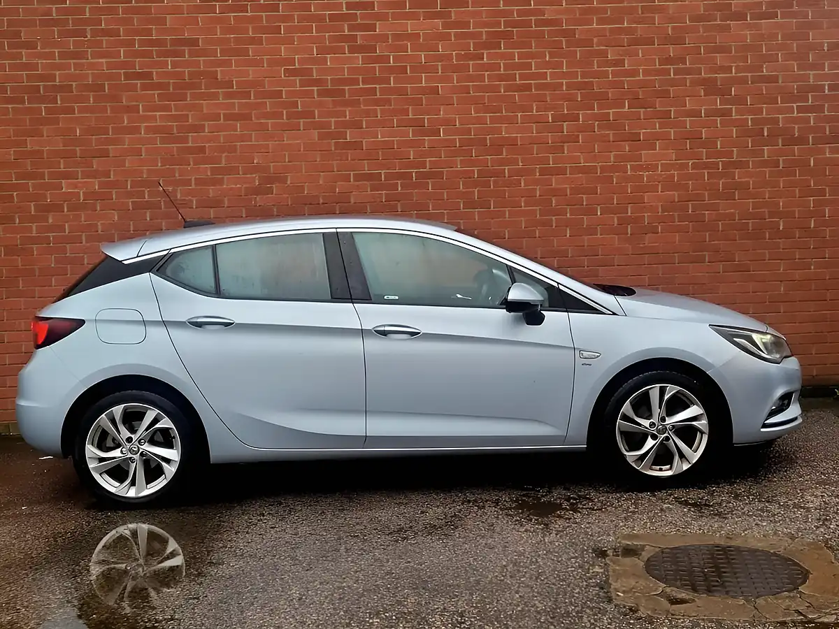 Used 2016 Vauxhall Astra Sri Silver - Interior and Exterior details 7