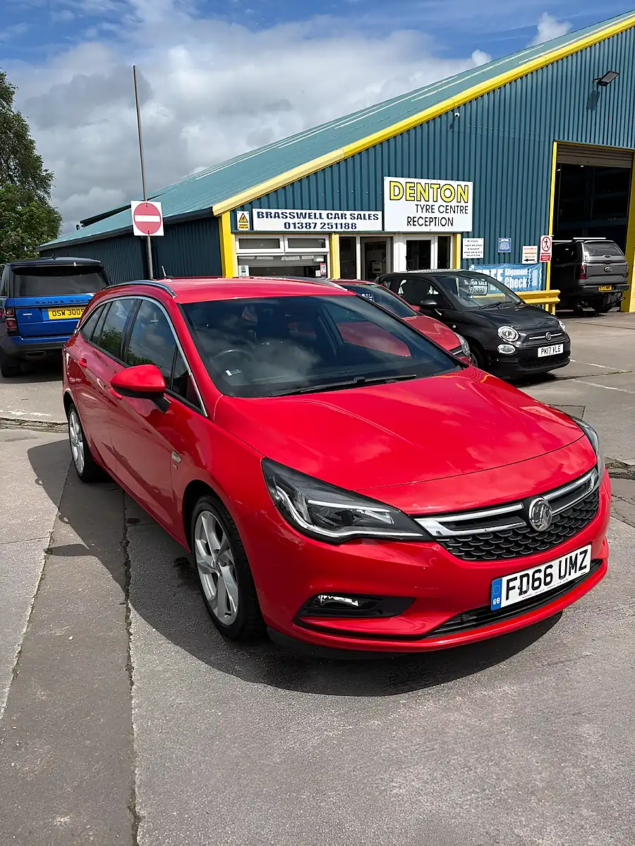 Used 2016 Vauxhall Astra Sri Sports Tourer Red - Front View