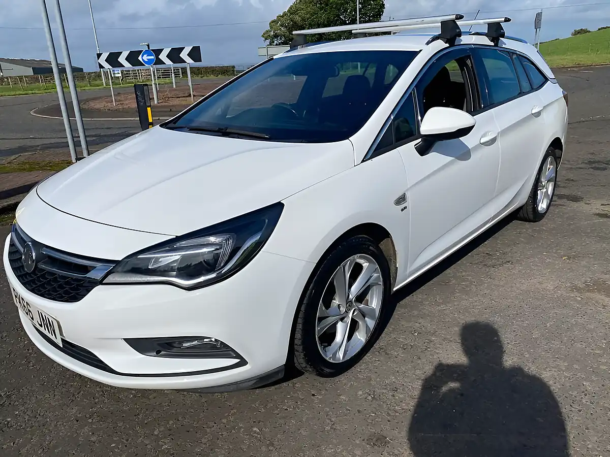 Used 2016 Vauxhall Astra Sri Sports Tourer White - Front View