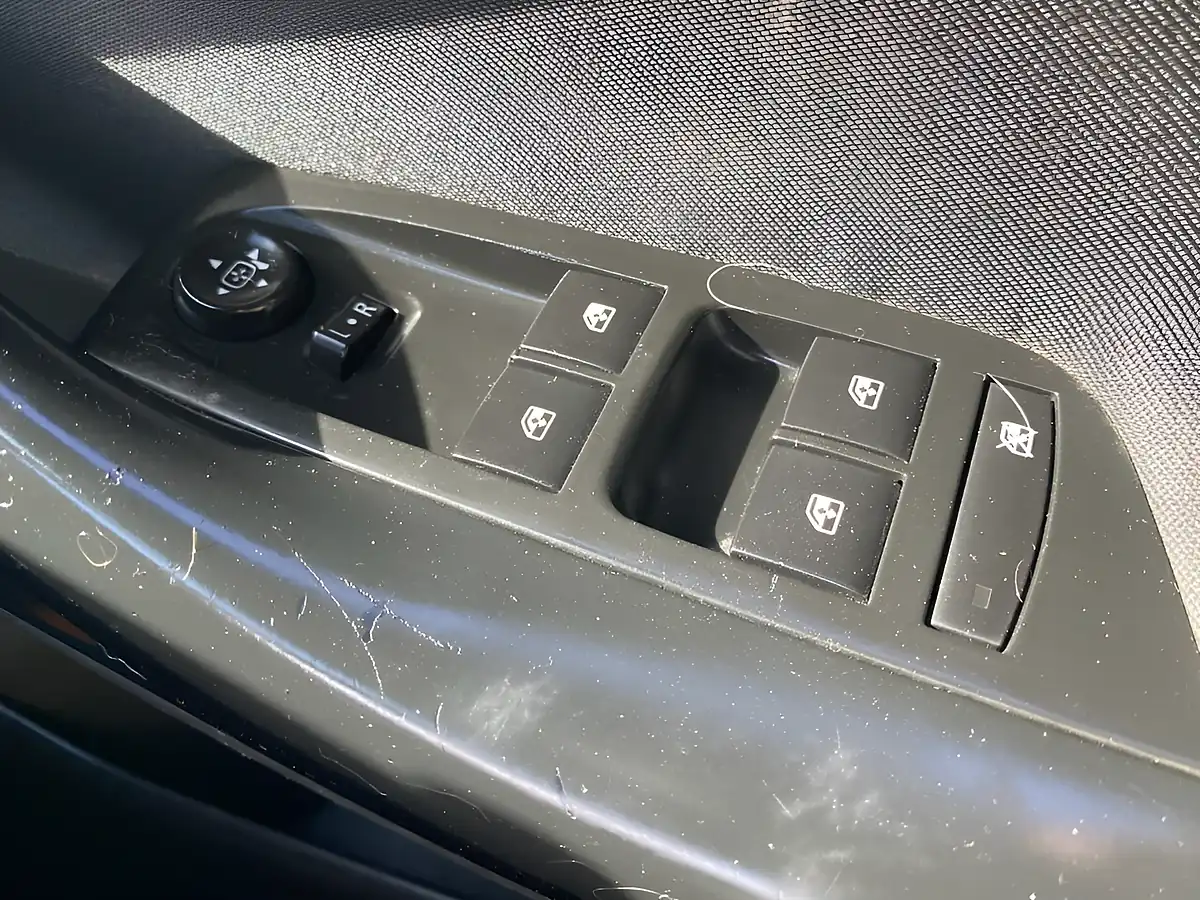 Used 2016 Vauxhall Astra Sri Sports Tourer White - Interior and Exterior details 9