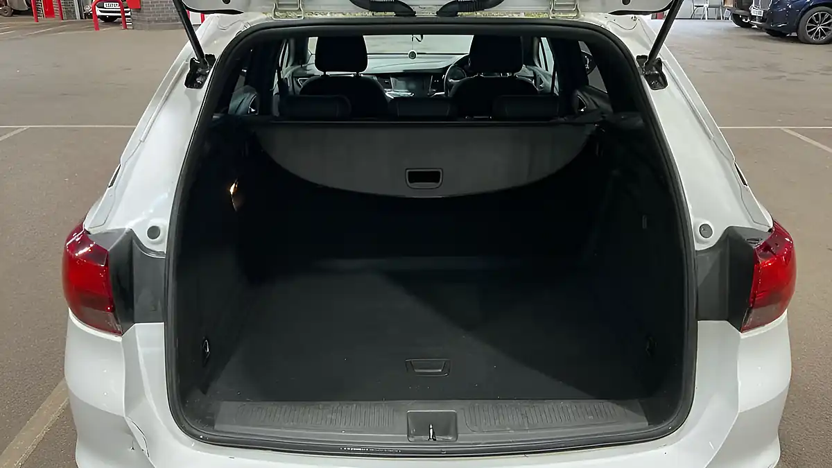Used 2016 Vauxhall Astra Sri White - Interior and Exterior details 11