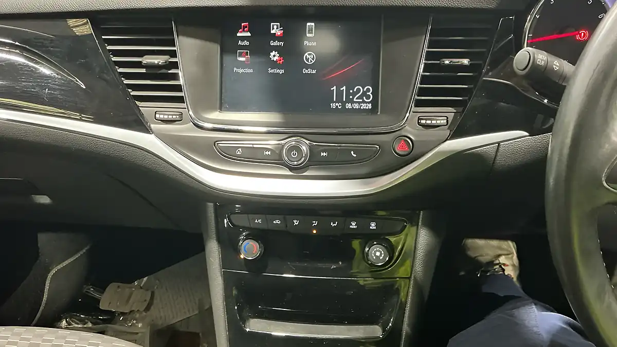 Used 2016 Vauxhall Astra Sri White - Interior and Exterior details 9