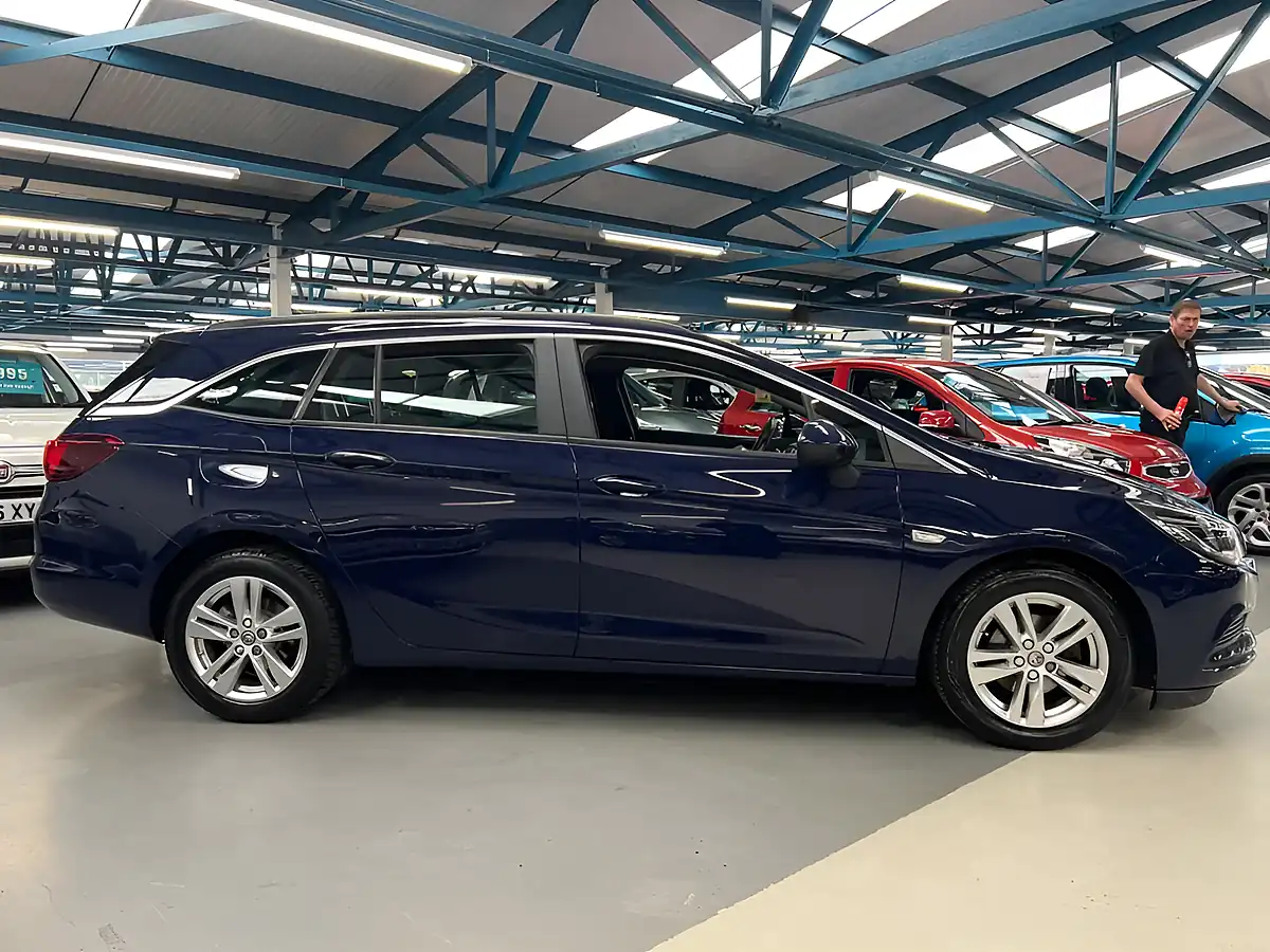Used 2016 Vauxhall Astra Tech Line Sports Tourer Blue - Interior and Exterior details 9