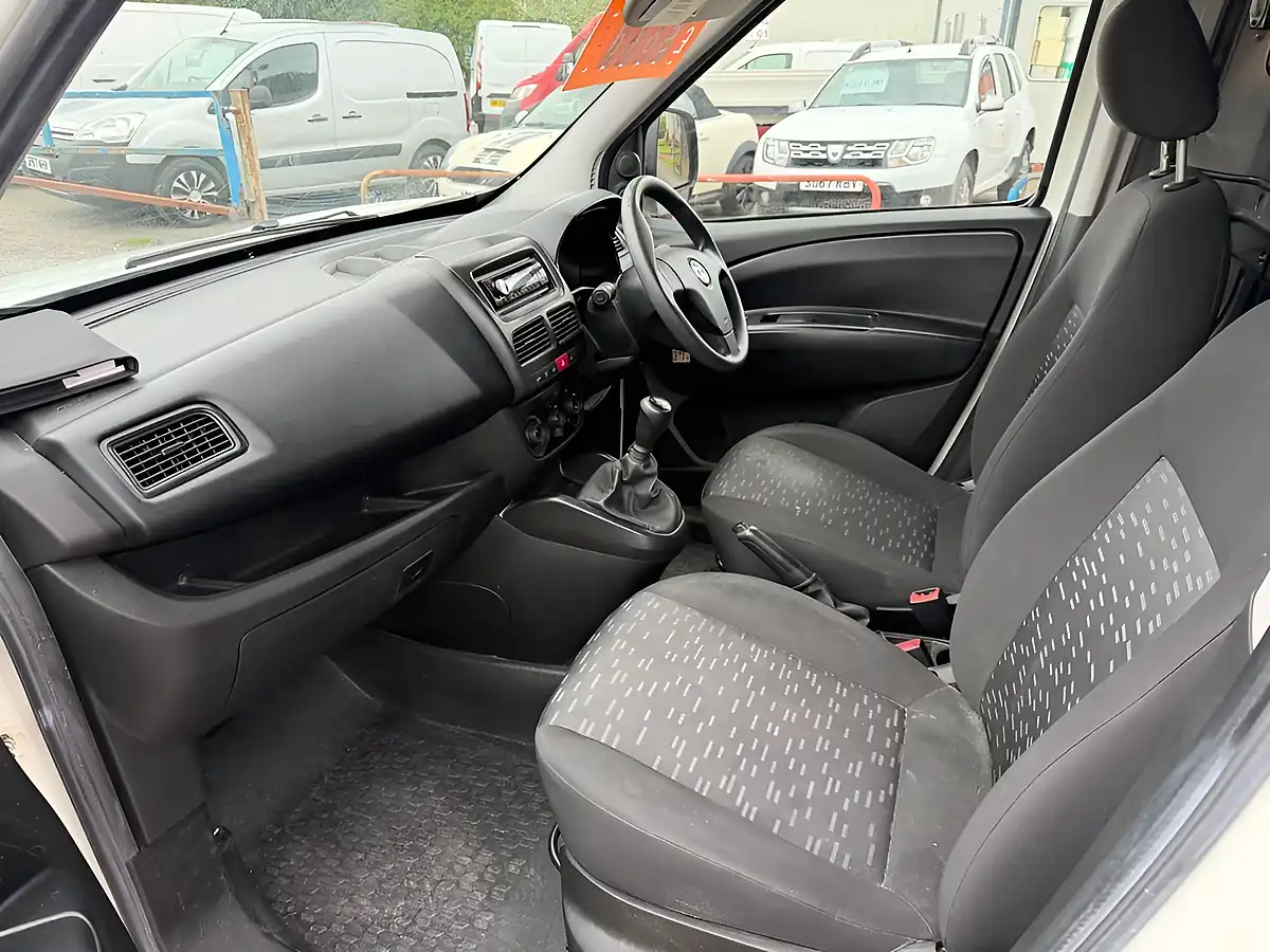 Used 2016 Vauxhall Combo Panel Van White - Interior and Exterior details 11