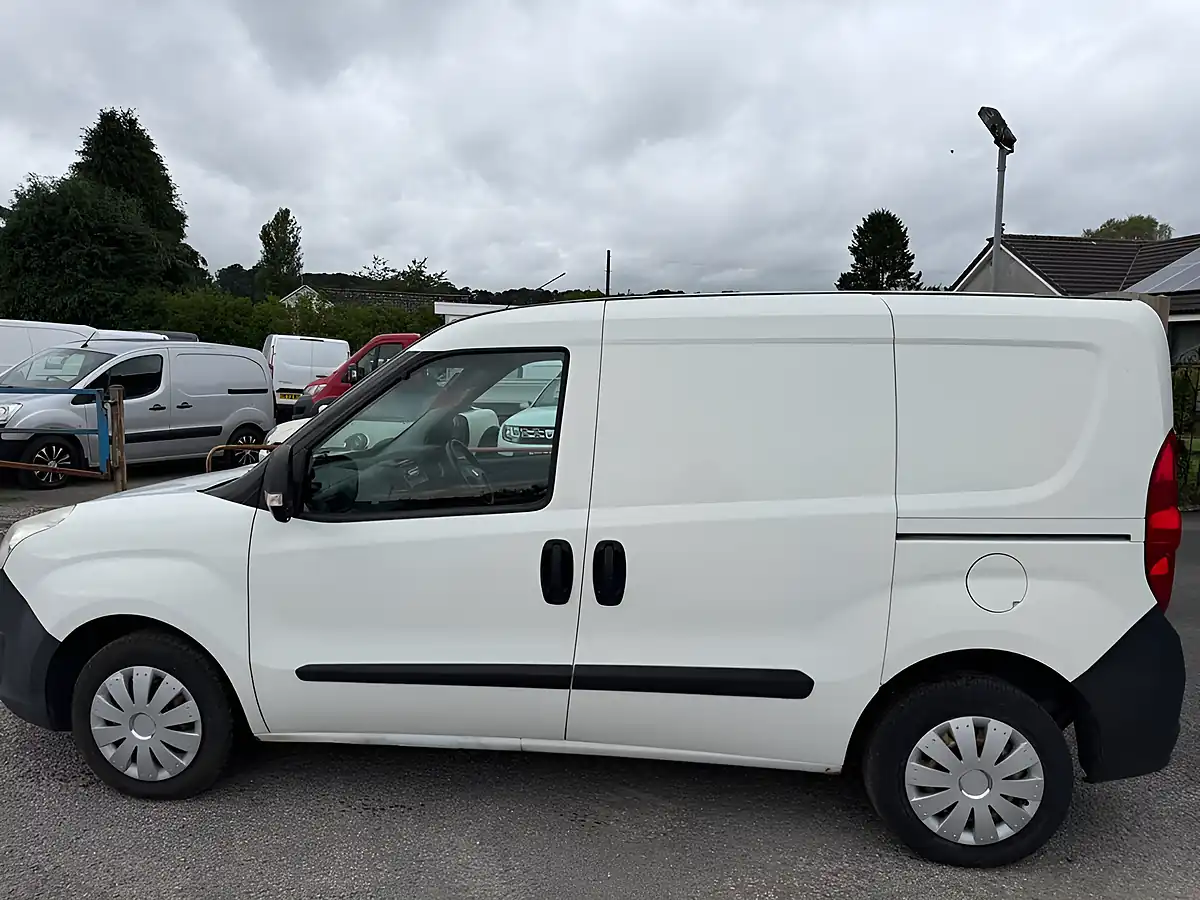 Used 2016 Vauxhall Combo Panel Van White - Interior and Exterior details 6