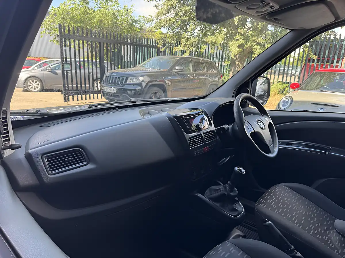 Used 2016 Vauxhall Combo Silver - Interior and Exterior details 11