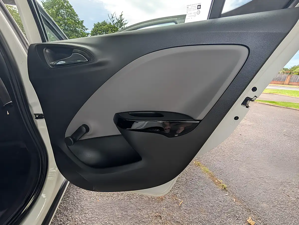 Used 2016 Vauxhall Corsa Se White - Interior and Exterior details 14