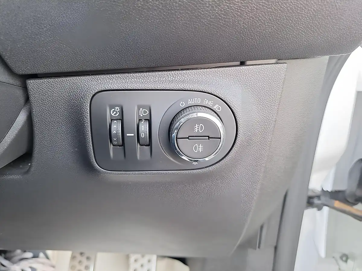 Used 2016 Vauxhall Corsa Sri White - Interior and Exterior details 14