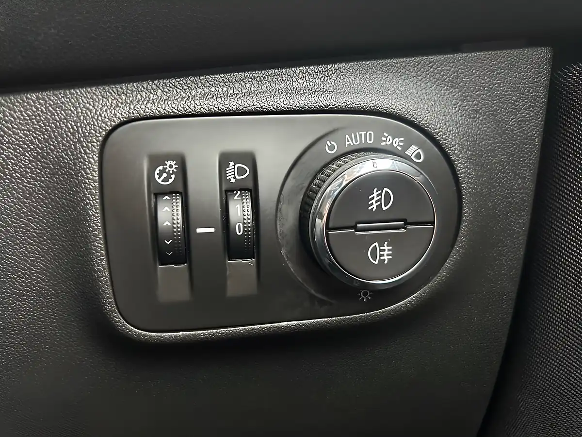 Used 2016 Vauxhall Corsa Sri White - Interior and Exterior details 14