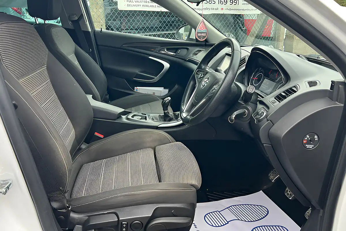 Used 2016 Vauxhall Insignia Sri Nav White - Interior and Exterior details 14