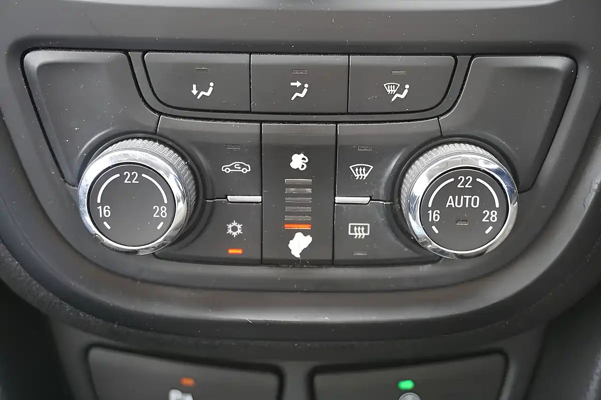 Used 2016 Vauxhall Mokka Exclusiv White - Interior and Exterior details 16