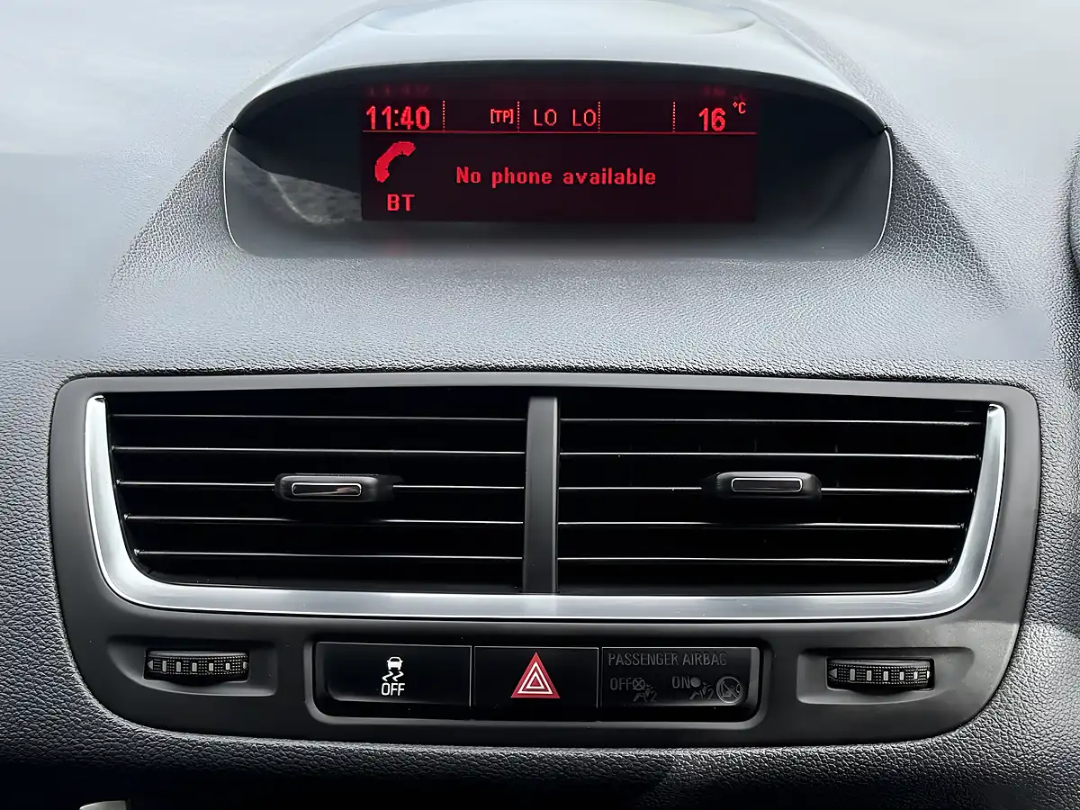 Used 2016 Vauxhall Mokka Se White - Interior and Exterior details 16