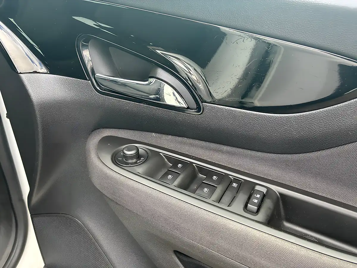Used 2016 Vauxhall Mokka X Active White - Interior and Exterior details 6