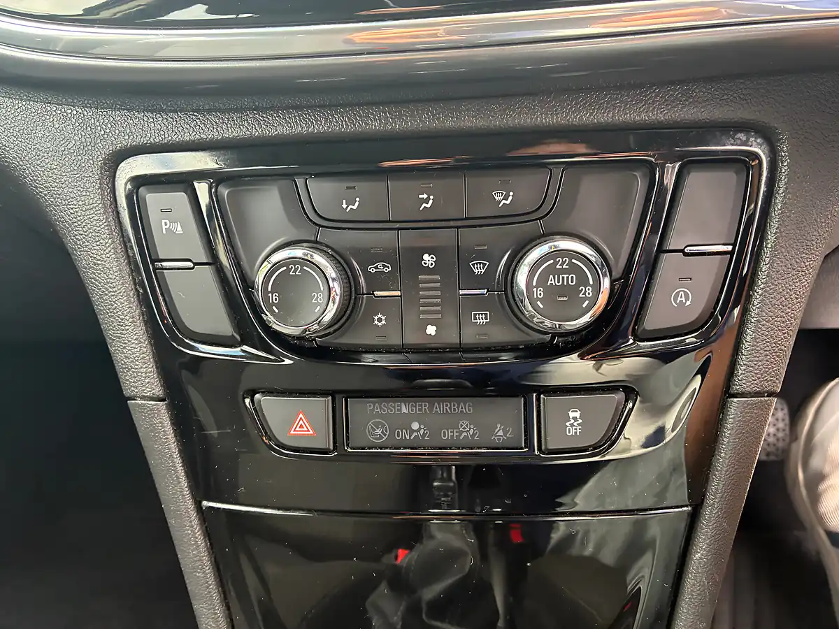 Used 2016 Vauxhall Mokka X Active White - Interior and Exterior details 9