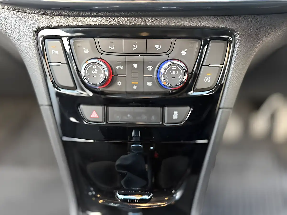 Used 2016 Vauxhall Mokka X Design Nav White - Interior and Exterior details 16