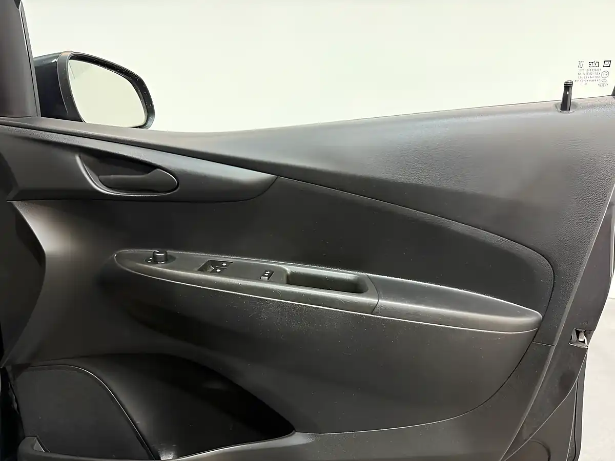 Used 2016 Vauxhall Viva Se Black - Interior and Exterior details 13