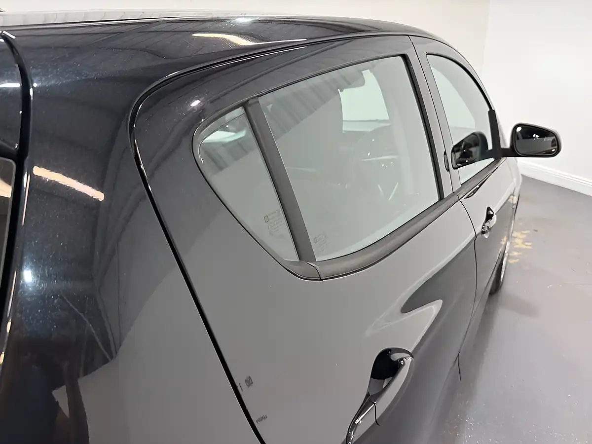 Used 2016 Vauxhall Viva Se Black - Interior and Exterior details 5