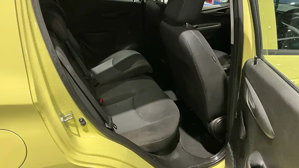 Used 2016 Vauxhall Viva Se Green - Interior and Exterior details 10
