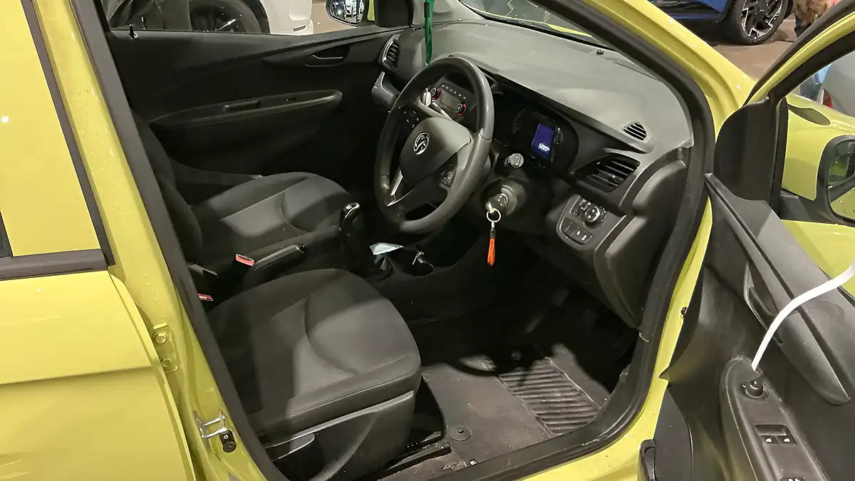 Used 2016 Vauxhall Viva Se Green - Interior and Exterior details 11