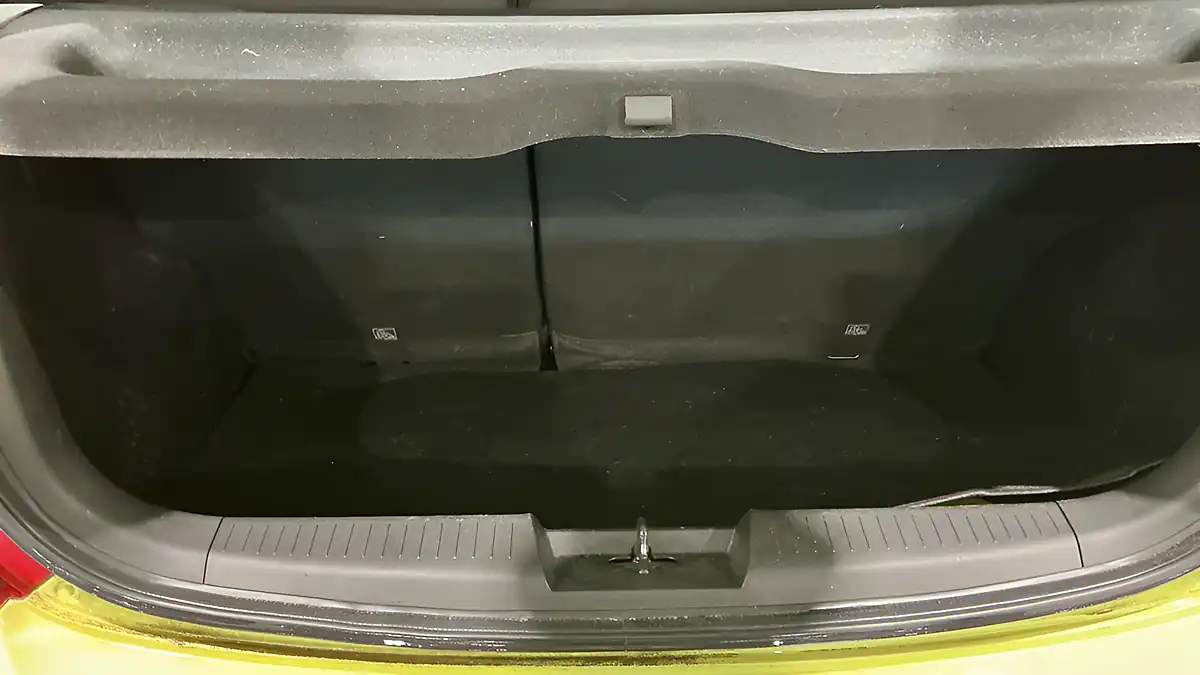 Used 2016 Vauxhall Viva Se Green - Interior and Exterior details 9