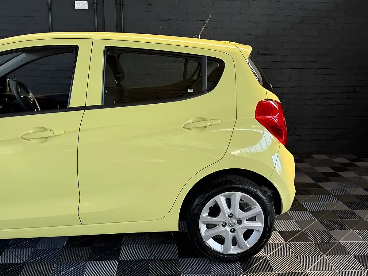 Used 2016 Vauxhall Viva Se Limelight Green - Interior and Exterior details 11