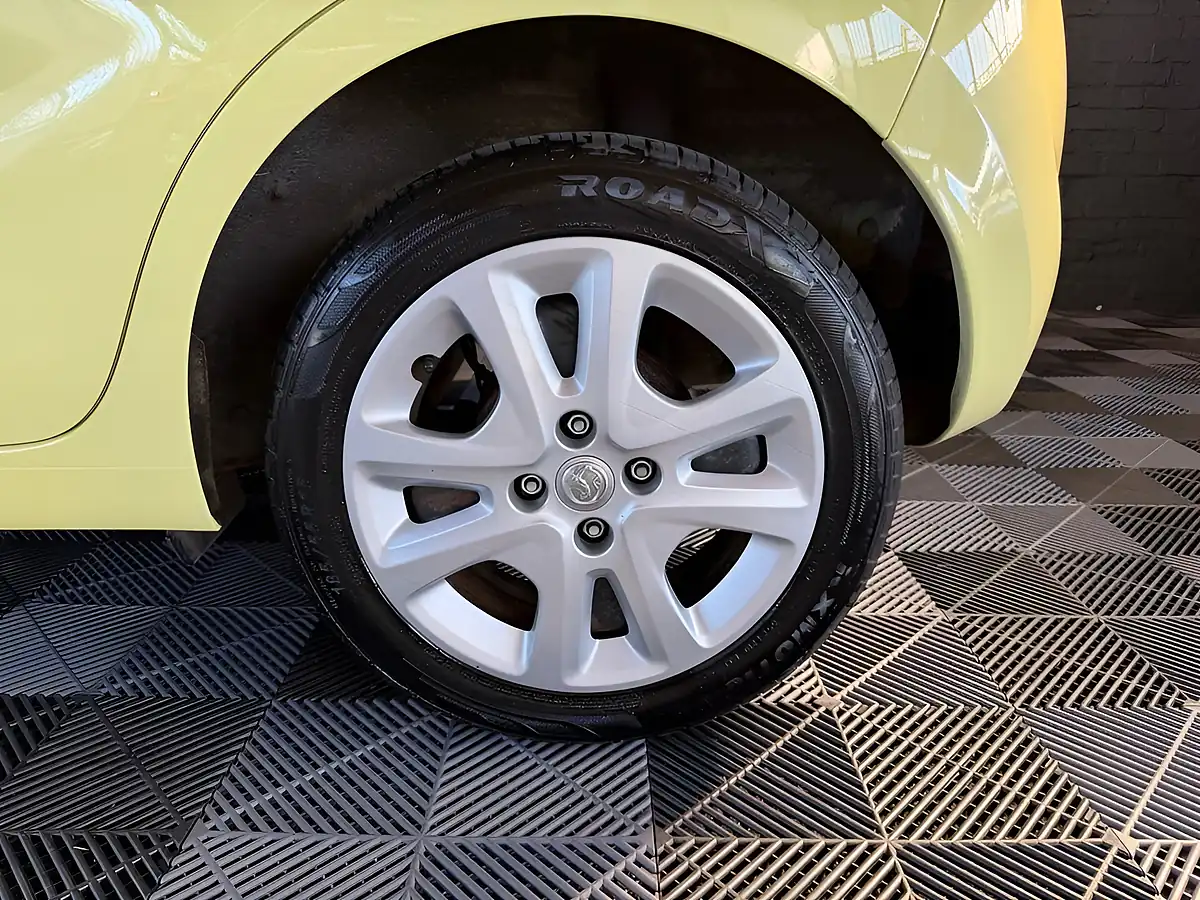 Used 2016 Vauxhall Viva Se Limelight Green - Interior and Exterior details 19