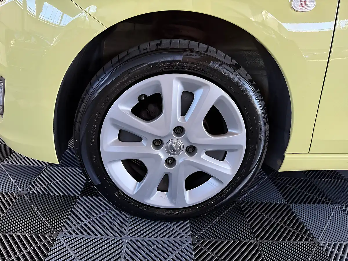Used 2016 Vauxhall Viva Se Limelight Green - Interior and Exterior details 20
