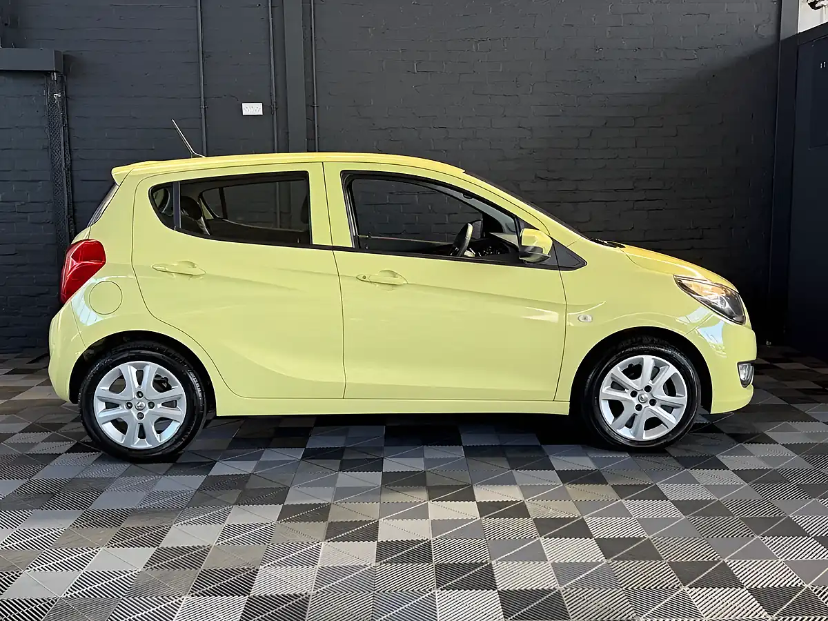 Used 2016 Vauxhall Viva Se Limelight Green - Interior and Exterior details 4