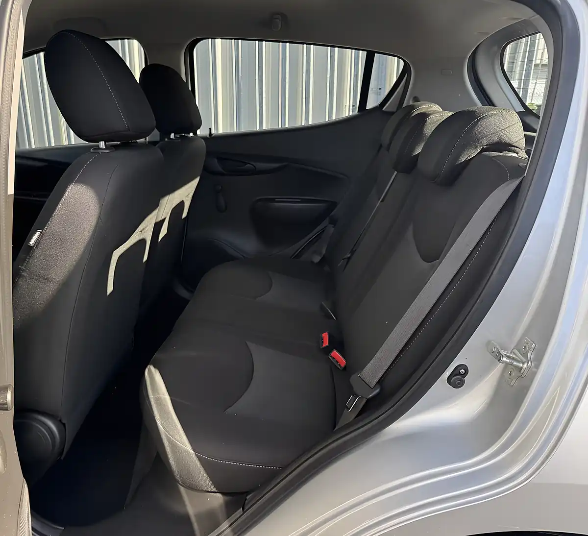 Used 2016 Vauxhall Viva Se Silver - Interior and Exterior details 11