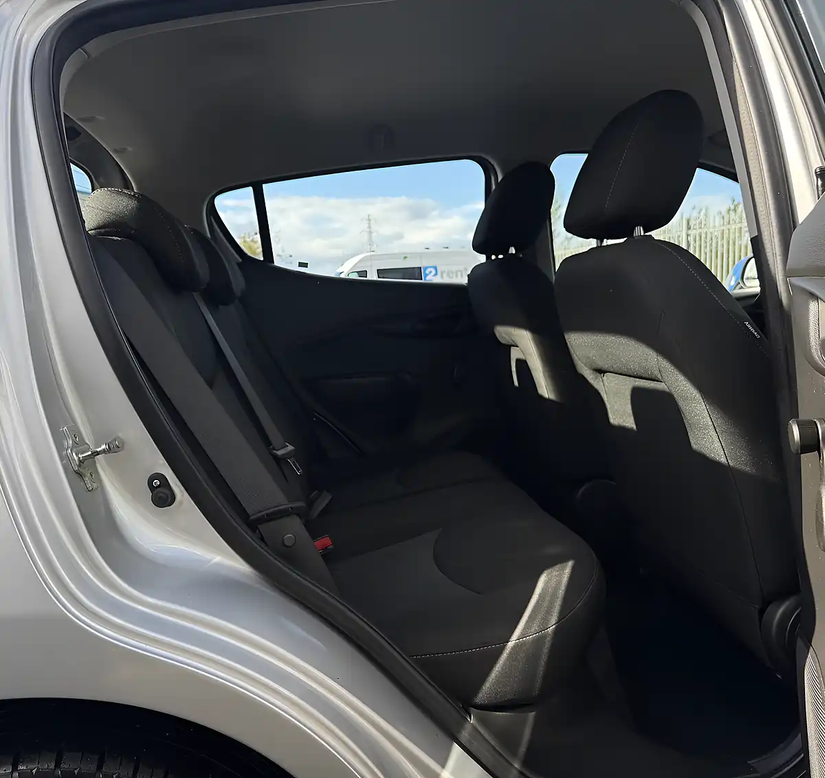 Used 2016 Vauxhall Viva Se Silver - Interior and Exterior details 12