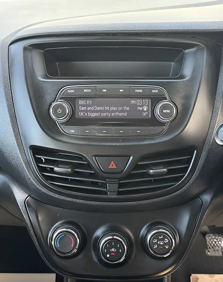 Used 2016 Vauxhall Viva Se Silver - Interior and Exterior details 15