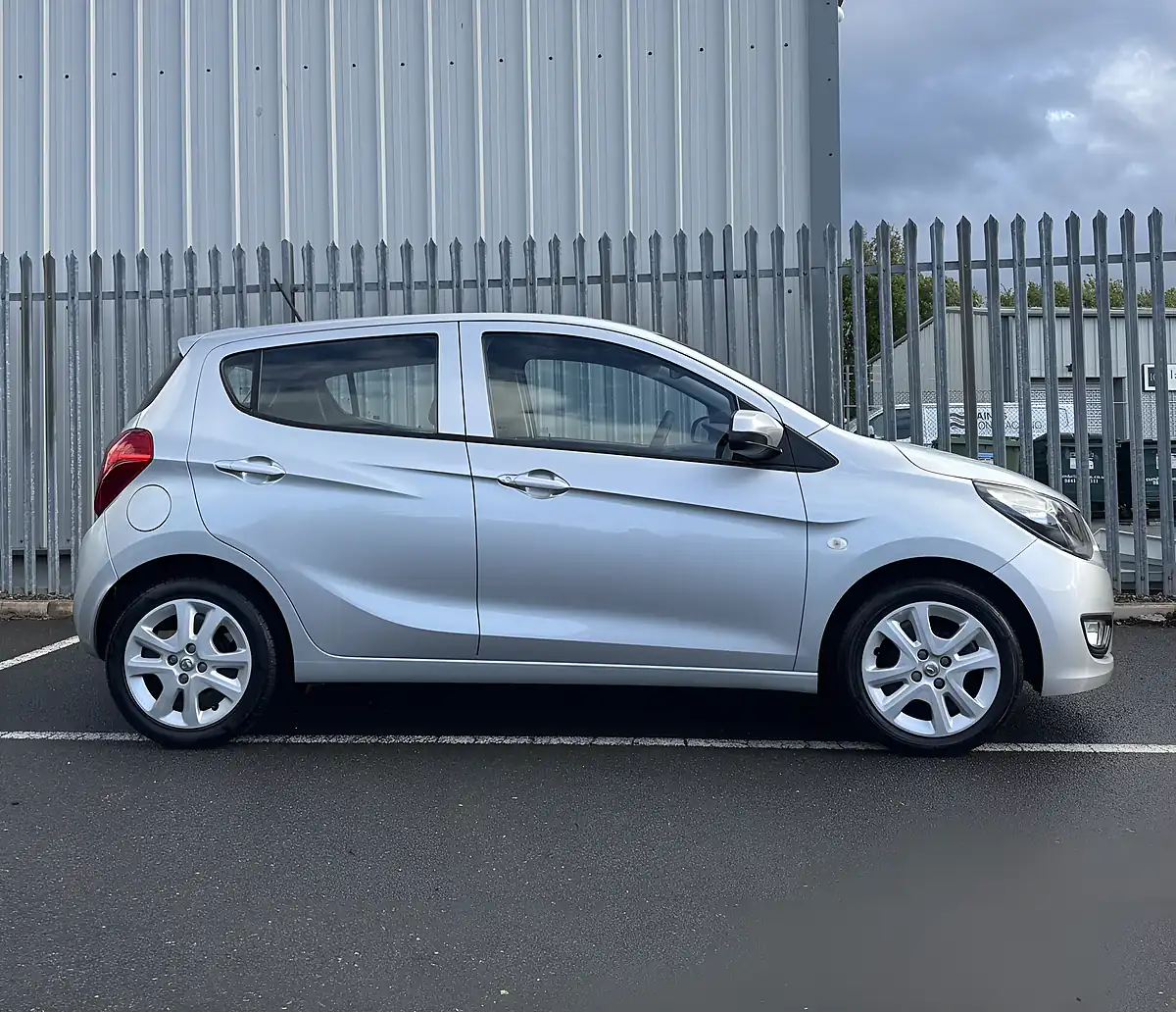 Used 2016 Vauxhall Viva Se Silver - Interior and Exterior details 7