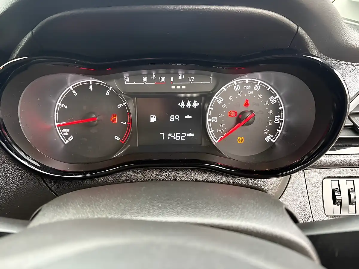 Used 2016 Vauxhall Viva Se Silver - Interior and Exterior details 10