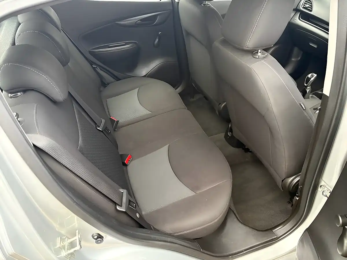 Used 2016 Vauxhall Viva Se Silver - Interior and Exterior details 11