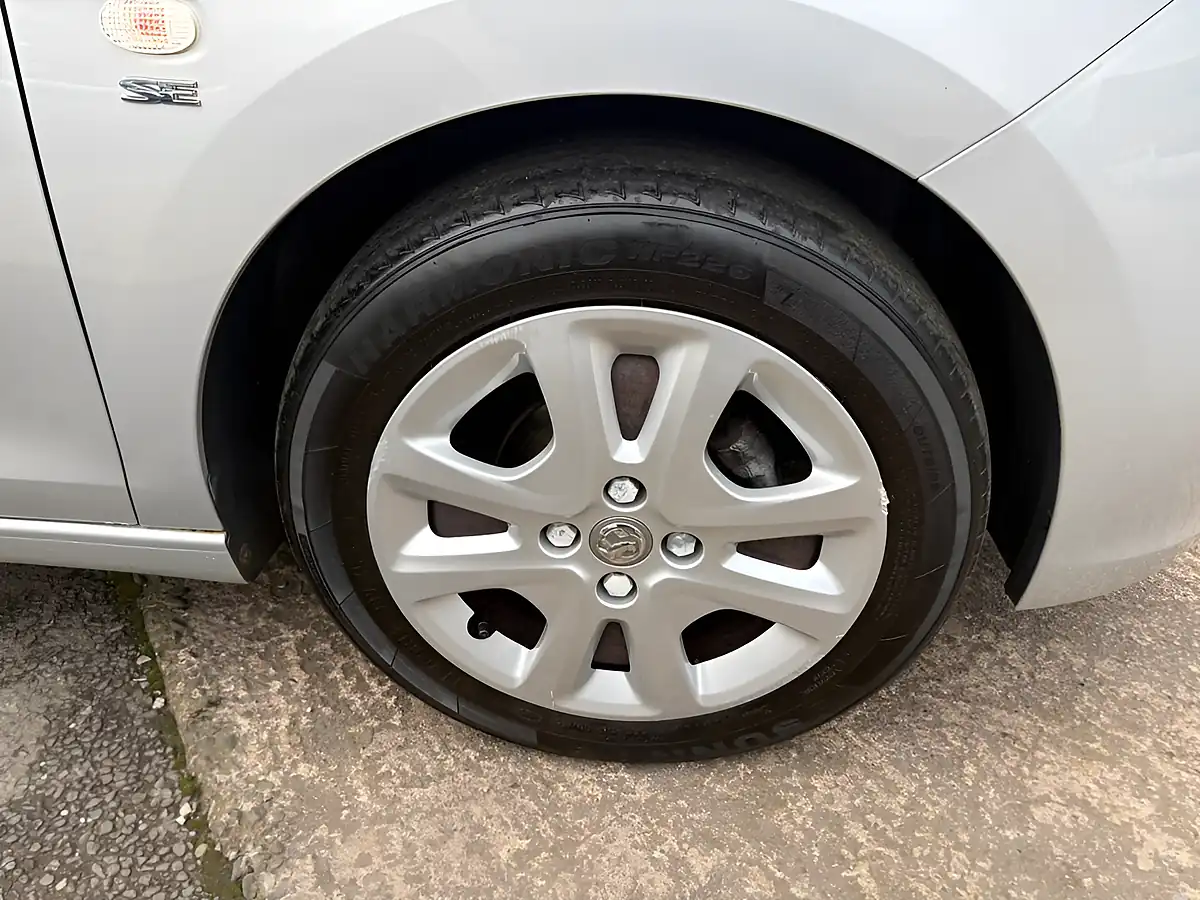 Used 2016 Vauxhall Viva Se Silver - Interior and Exterior details 7