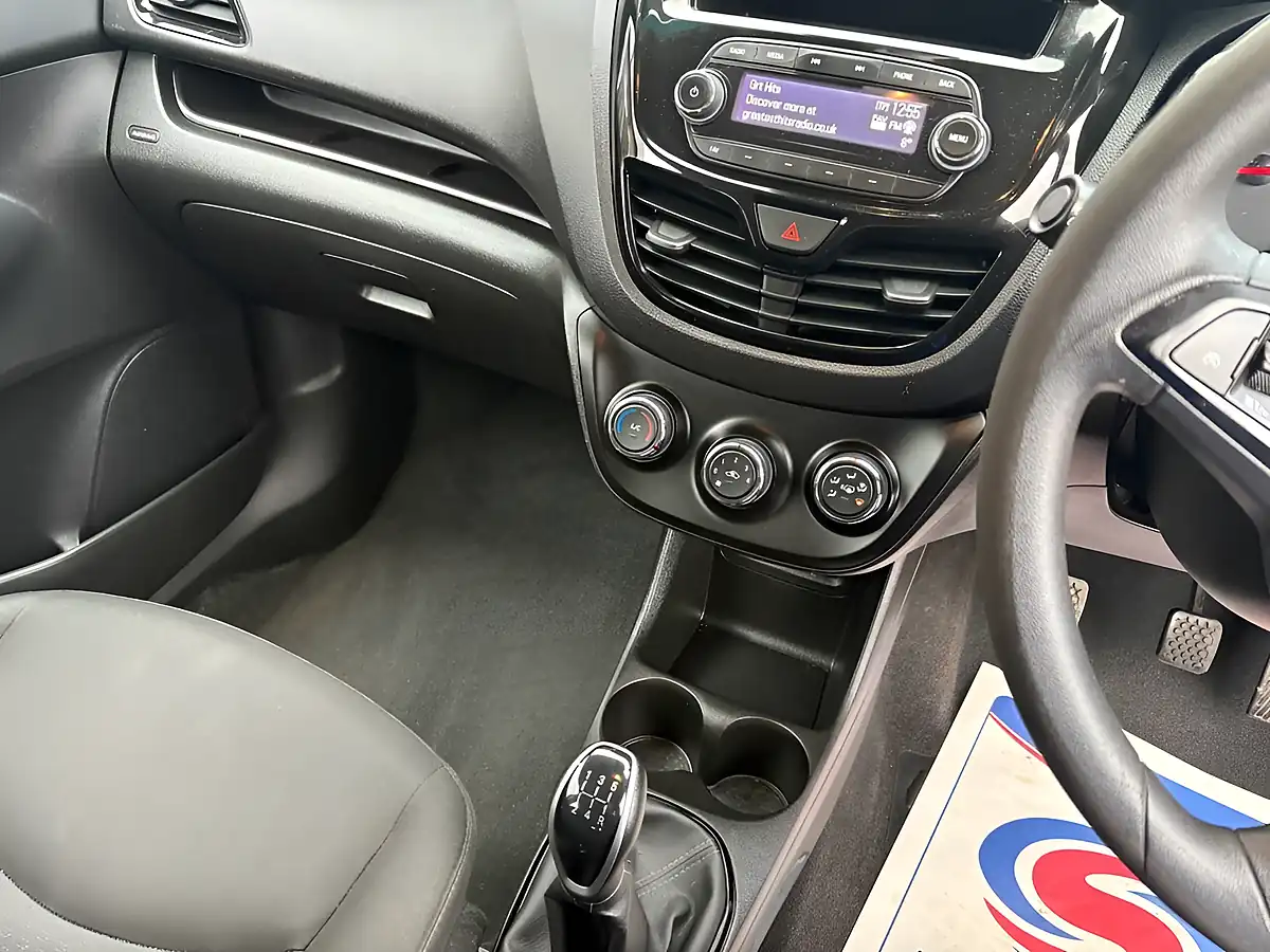 Used 2016 Vauxhall Viva Se Silver - Interior and Exterior details 9
