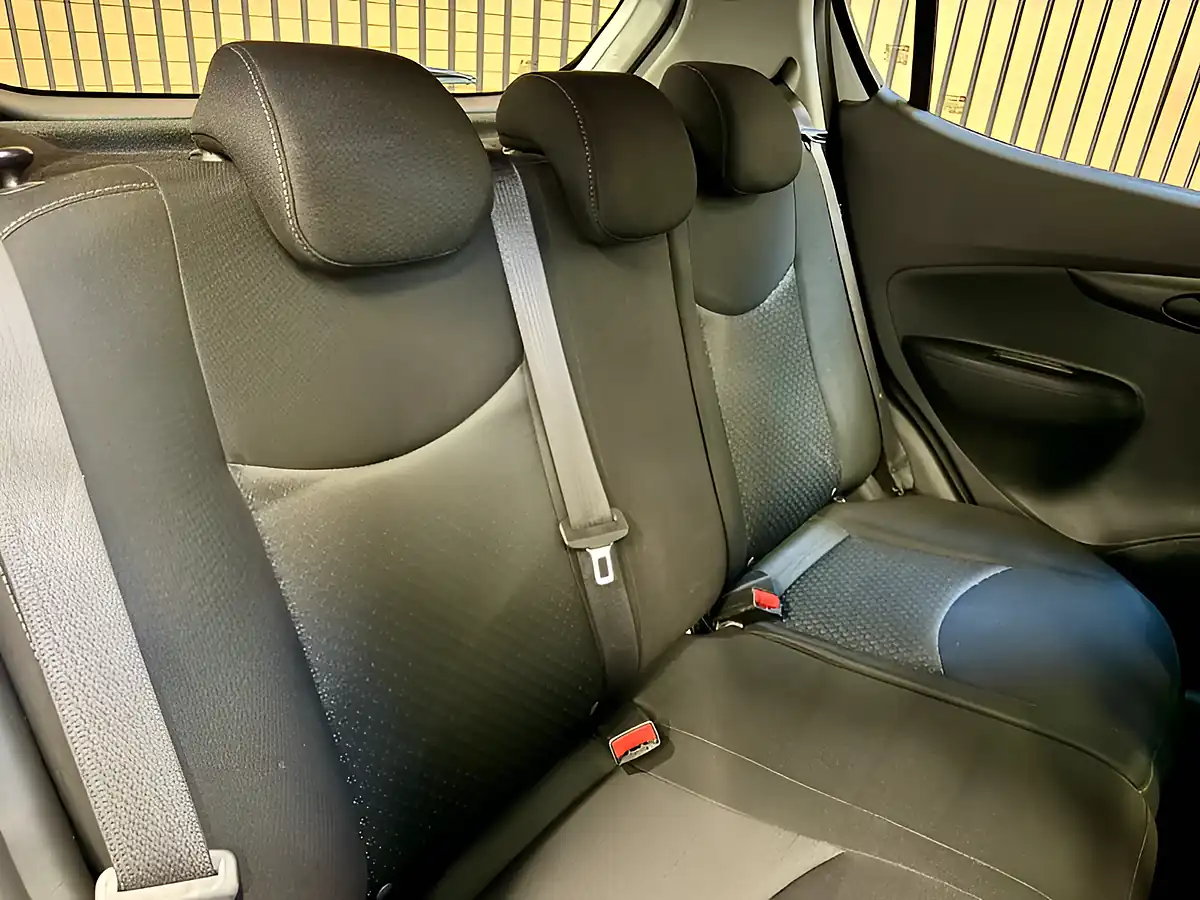 Used 2016 Vauxhall Viva Se White - Interior and Exterior details 16