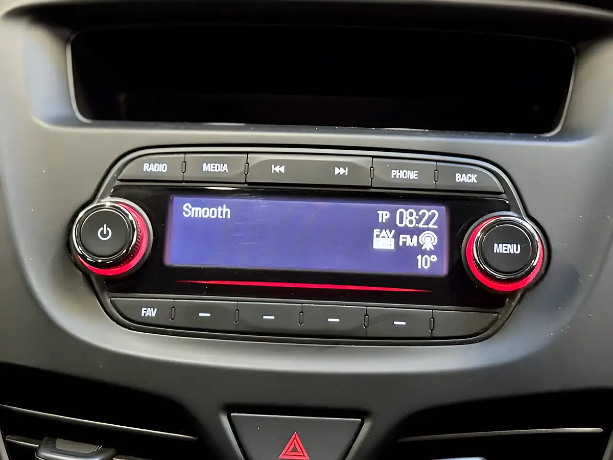 Used 2016 Vauxhall Viva Se White - Interior and Exterior details 17