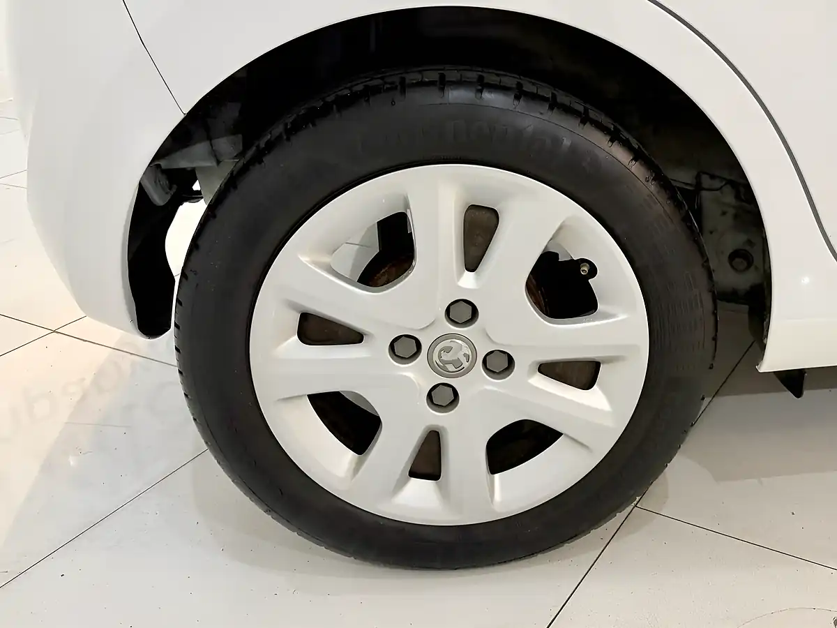 Used 2016 Vauxhall Viva Se White - Interior and Exterior details 14