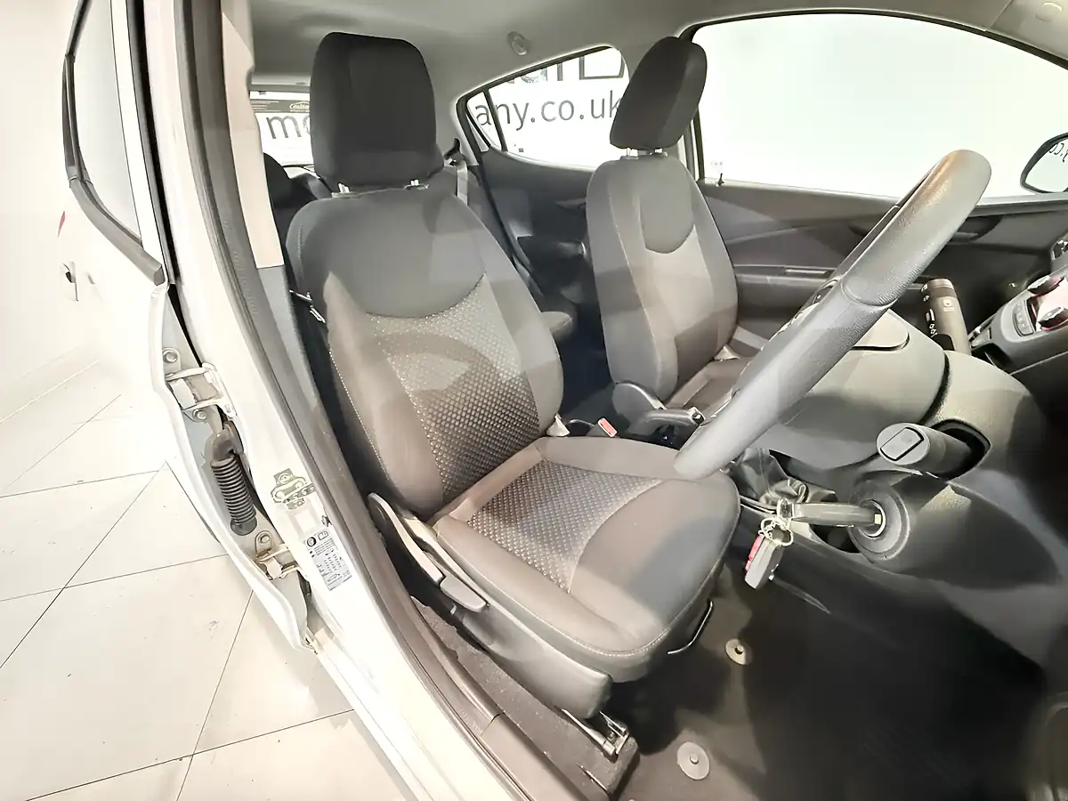 Used 2016 Vauxhall Viva Se White - Interior and Exterior details 17
