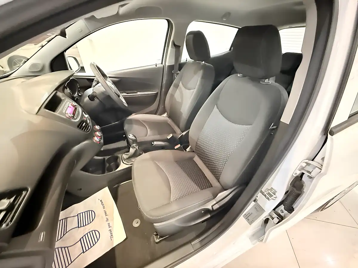 Used 2016 Vauxhall Viva Se White - Interior and Exterior details 18