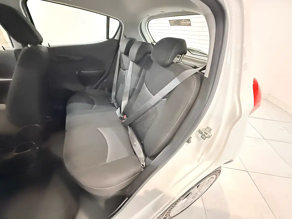 Used 2016 Vauxhall Viva Se White - Interior and Exterior details 19